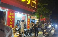 Kẻ cầm dao cướp tiệm vàng bị vây bắt tại chỗ