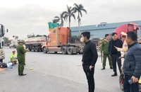 2 mẹ con tử vong khi rẽ trái vào 'điểm mù' của xe đầu kéo