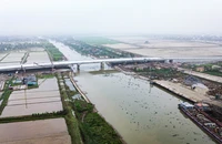 Cận cảnh cầu vượt sông Hóa nối Hải Phòng - Thái Bình sắp được thông xe