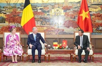 Nhà vua Vương quốc Bỉ và Hoàng hậu đi du thuyền ngắm quần đảo Cát Bà