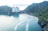 Đảo Cát Bà đông nườm nượp 2 ngày đầu nghỉ lễ, nhiều du khách không tìm được phòng