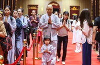 Quảng Ninh: Dòng người xếp hàng đến tối muộn chờ chiêm bái xá lợi Đức Phật