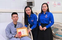 Trao Huy hiệu 'Tuổi trẻ dũng cảm' cho người cứu 4 nạn nhân vụ lật tàu trên Vịnh Hạ Long
