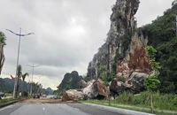 Núi đá sạt lở xuống đường bao biển đẹp nhất Quảng Ninh