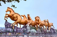 Quảng Ninh: Linh vật 'Bát Mã' cao gần 6 m gây sốt trước thềm Tết 2026