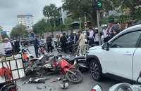 Ô tô bất ngờ lao vào hàng xe máy dừng đèn đỏ ở Hải Phòng, nhiều người bị thương