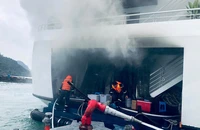Cháy tàu du lịch ngủ đêm ở Cát Bà, 32 người thoát nạn