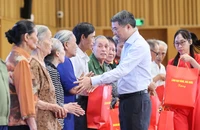 Thủ tướng Lê Minh Hưng tặng quà người có công, hộ nghèo, công nhân lao động tại Hải Phòng