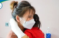 Nghịch sạc điện thoại, bé 2 tuổi bị điện giật ngừng tim 