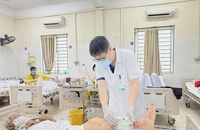 Cụ ông bị chó cắn, chân hoại tử đen, nguy cơ phải cắt cụt