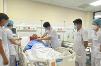 Hái nhầm lá ngón nấu nước uống, hai vợ chồng bị ngộ độc 