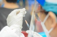 Người có HIV có nên tiêm vaccine COVID-19? 