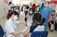 Vĩnh Phúc: Đi từng ngõ, gõ từng nhà, rà từng đối tượng để tiêm vaccine COVID-19