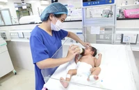 Sản phụ sa dây rốn, em bé chào đời tím tái toàn thân 