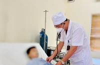 Trên đường đi học về bé trai bị ong mặt quỷ đốt nguy kịch 