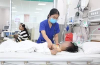 Đang chơi bị tổ ong rơi trúng đầu, bé 5 tuổi bị đốt 25 nốt 