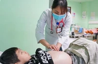 Trẻ suy thận nặng do cha mẹ tự ý điều trị bằng thuốc nam 