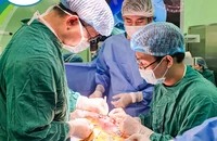 Cắt đại tràng đưa lên lồng ngực thay đoạn thực quản bị teo 