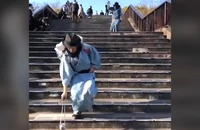 Cười ra nước mắt với màn nhặt rác độc đáo kiểu Samurai 