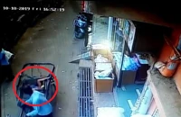 Bé 3 tuổi sống sót nhờ rơi xuống xe kéo đi ngang qua