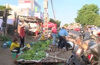 Lấn đường họp chợ, nguy cơ mất ATGT trên quốc lộ 14