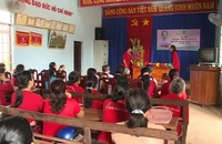 Người dân mừng rơi nước mắt khi nhận tiền từ quỹ nuôi heo đất