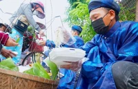 Video: Phiên chợ lấy lá cây làm tiền ở Tây Ninh