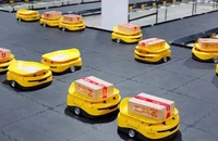 Logistics chuyển đổi xanh bằng xe tải điện mặt trời, robot
