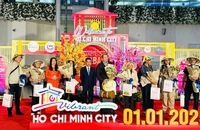 Đoàn khách du lịch quốc tế 'xông đất' TP.HCM được đón tại sân bay, tặng quà