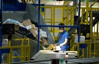 Bài 2 - Công ty Việt 'khóc ròng' trước sự đổ bộ của hàng giá trị nhỏ được miễn thuế 