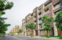 Giá nhà phố, biệt thự TP.HCM neo cao, dòng tiền 'ly tâm' về tỉnh