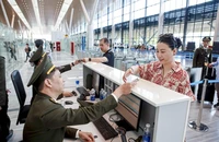 Gỡ hoãn xuất cảnh do nợ thuế tại sân bay: Cần lập đơn vị chuyên trách