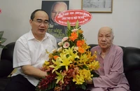 Bí thư Nguyễn Thiện Nhân thăm phu nhân cố TBT Nguyễn Văn Linh
