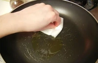 Chảo chống dính nếu không chú ý khi nấu rất dễ gây bệnh