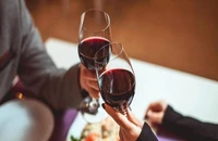 Phân biệt rượu vang thật và giả chỉ bằng vài mẹo nhỏ
