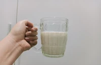 Sữa ít đường hay sữa có đường loại nào tốt cho sức khỏe hơn?