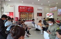 Nhà mạng kín khách một ngày trước hạn khóa hàng triệu thuê bao