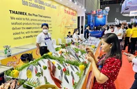 Tôm sú khổng lồ hút khách tại hội chợ thủy sản ở TP.HCM