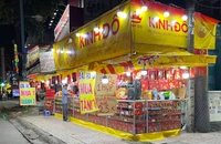 Người bán bánh trung thu tung chiêu tặng quà độc lạ