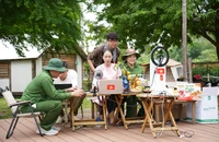 Bán đặc sản vùng miền qua livestream thu về 100 tỉ đồng