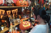 Áo choàng, mặt nạ kỳ dị, bắp ngô... bán chạy dịp lễ Halloween