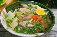 Vắt chanh vào bún, phở khi nóng là gây mất vitamin C?