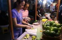 Trà chanh giã tay gây bão trên mạng, giới trẻ xếp hàng dài chờ mua 