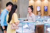 Đua nhau tung chiêu hút khách dịp 8-3