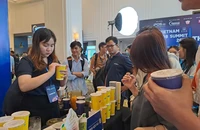 Thấy gì từ động thái mới của chuỗi cà phê The Coffee House, Starbucks?