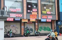 Mặt bằng bán lẻ đường phố áp lực trước trung tâm thương mại