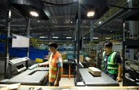 Thu thuế tự động hàng nhập khẩu giá trị nhỏ: Hàng giá rẻ bất thường hết đất sống? 