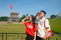 Gen Z đua nhau mua sắm áo yêu nước, khăn choàng in hình lá cờ Tổ Quốc 