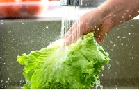 Vì sao không nên rửa hoặc ngâm rau quá lâu trong nước?