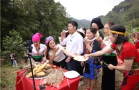 Khi lãnh đạo làm livestream bán hàng giúp người dân